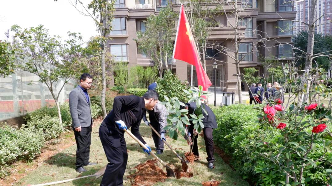 赣房集团党总支开展“党旗红，春意浓” 义务植树主题党日活动