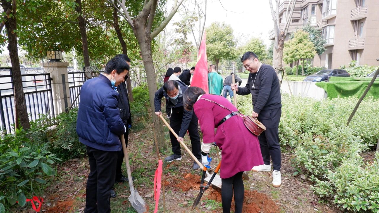 赣房集团党总支开展“党旗红，春意浓” 义务植树主题党日活动